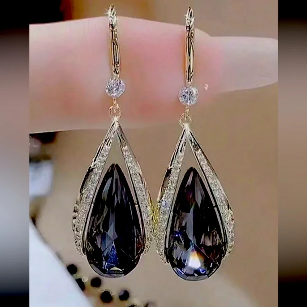 Grey Gemstone Drop Earrings NEW 🏷️